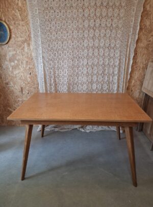 Gisèle – Table pieds compas