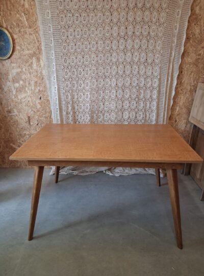 Gisèle – Table pieds compas